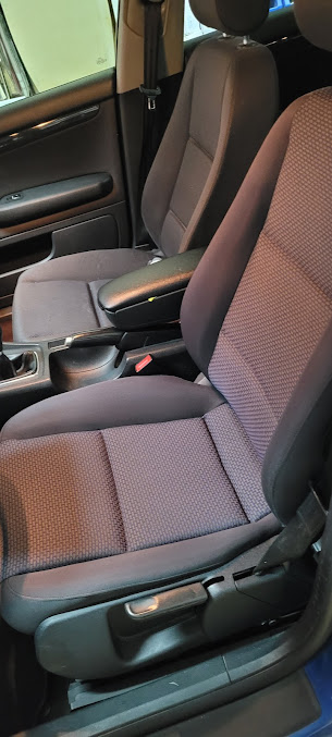 Asiento de coche retapizado en tela oscura