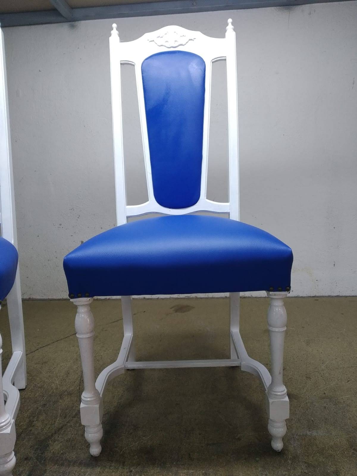 Silla restaurada con estructura lacada en blanco y tapizado en polipiel azul, trabajo de Tapicería Morales en Lorca