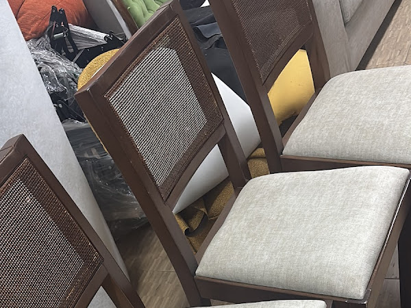 Sillas de comedor con respaldo de rejilla tapizadas en tela beige por Tapicería Morales